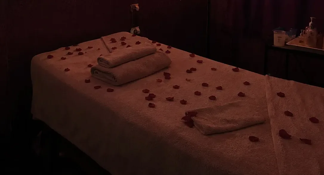 Masaj odasındaki masaj masası — Lila Spa, Fatih misafirlerine hizmet veren salon