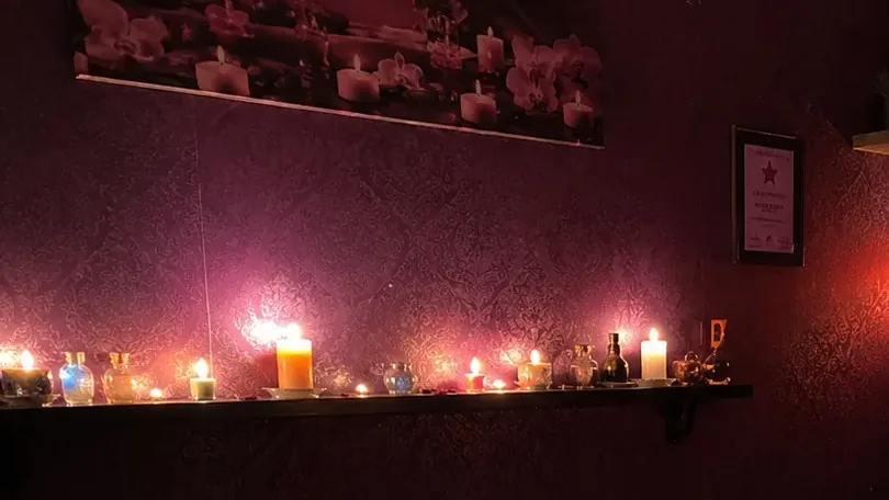 Masaj odasındaki mum rafı — Lila Spa, Fatih misafirlerine hizmet veren salon