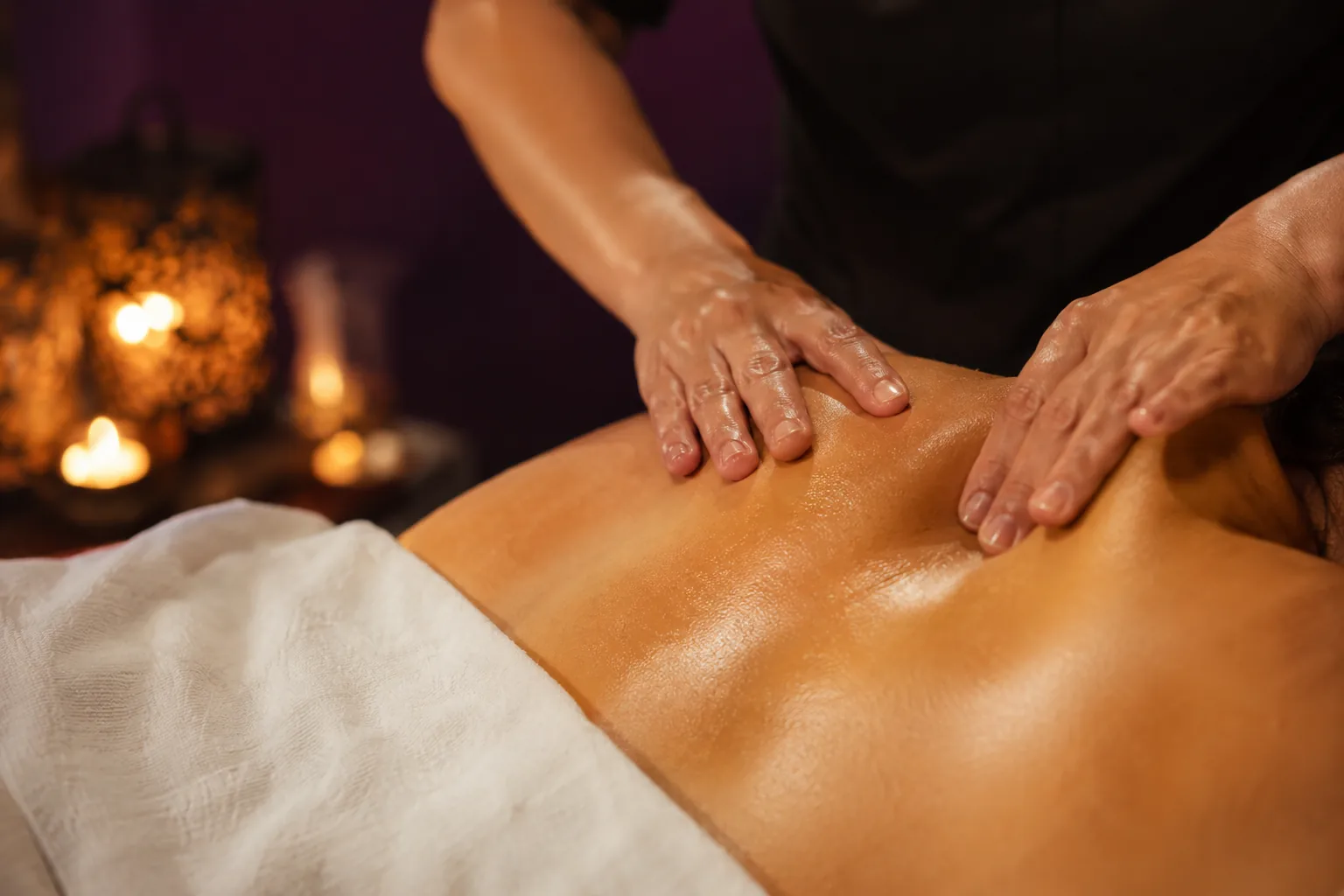 Sırt masajı uygulaması — Lila Spa, Fatih misafirlerine hizmet veren salon